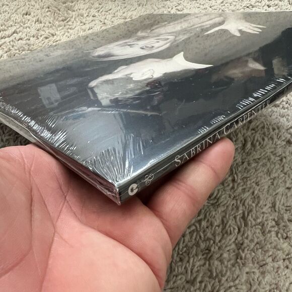 Lot of 2: Sabrina Carpenter Man's Best Friend 2DC ALT Cover Vinyls And SIGNED CD - Picture 7 of 16